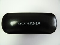 「哭きの竜公式サングラス&モバイルクリーナーセット」のケース。