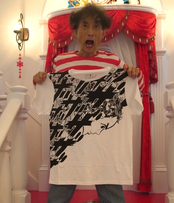 「漂流教室」のTシャツを持つ楳図かずお。