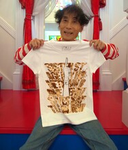 「おろち」のTシャツを持つ楳図かずお。