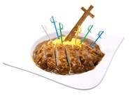 「『100人斬り』ガッツ（カツ）カレー」(C)三浦建太郎（スタジオ我画）・白泉社/BERSERK FILM PARTNERS