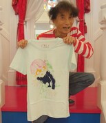 「猫目小僧」Tシャツを持つ楳図かずお。