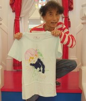 「猫目小僧」Tシャツを持つ楳図かずお。