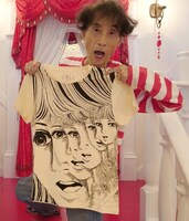 「おろち」Tシャツを持つ楳図かずお。