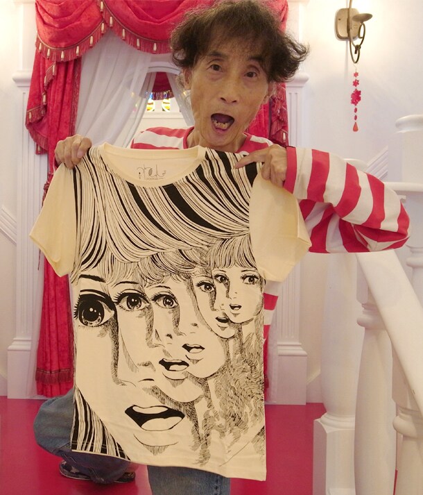 「おろち」Tシャツを持つ楳図かずお。