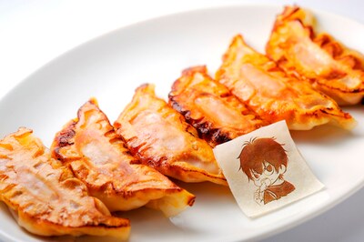 「アキのトマト餃子」には、アキのイラストを焼き目としてあしらった餃子の皮が添えられる。