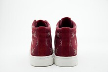 「ワンピース FLAG ONE スニーカー [UBIQ]（バーガンディー）」(C)尾田栄一郎／集英社・フジテレビ・東映アニメーション