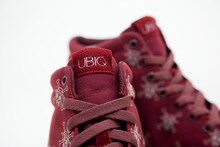 「ワンピース FLAG ONE スニーカー [UBIQ]（バーガンディー）」(C)尾田栄一郎／集英社・フジテレビ・東映アニメーション