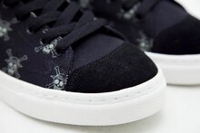 「ワンピース FLAG ONE スニーカー [UBIQ]（ブラック）」(C)尾田栄一郎／集英社・フジテレビ・東映アニメーション