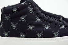 「ワンピース FLAG ONE スニーカー [UBIQ]（ブラック）」(C)尾田栄一郎／集英社・フジテレビ・東映アニメーション