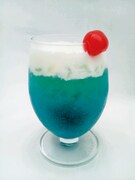 ノンアルコールのトロピカルカクテル「ココナッツドラえもんブルー」。