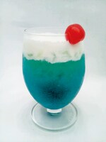 ノンアルコールのトロピカルカクテル「ココナッツドラえもんブルー」。