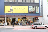 ルミネマン渋谷店での展示の様子。