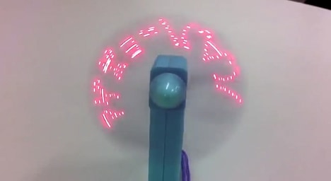 付録「姫キラ☆せんぷうき」を使用した様子。回転する羽根に「アゲポヨ～＼(＾▽＾)／」の文字が点灯している。