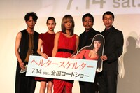 左から綾野剛、水原希子、蜷川実花監督、大森南朋、新井浩文。沢尻エリカは等身大パネルで登場した。