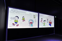 「ドラえもん」ブースより、「らくがきじゅう」の体験展示。空き地で遊ぶドラえもんたちが、落書きの標的に。