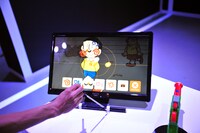 「らくがきじゅう」の体験展示用モニター。モニターに映るキャラクターに落書きを施し、銃でスクリーンを撃つとその落書きが反映される。