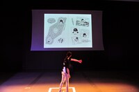 「マンガワンダーウォール」。ページをめくるジェスチャーをすると、スクリーン上の巨大なマンガのページがめくれていく。