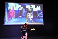 「マンガワンダーウォール」。スクリーンには自分とキャラクターが映し出され、記念撮影も行える。