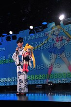 三石はセーラームーンのぬいぐるみを小脇に抱え登場。