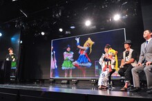 三石の「月にかわっておしおきよ！」というセリフに合わせポーズを決めた、セーラームーン百田。