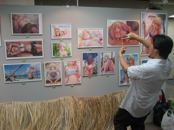 会場の設営風景。写真に写る井上淳哉は個展開催に向け「逢いにいける漫画家・井上淳哉が2日間会場でお待ちしております」とコメントしている。