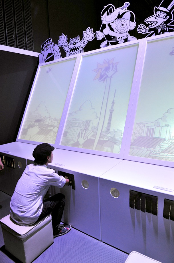 怪物くんの手を伸ばす能力が体験できる展示。腕を入れて動かすと、映像内の手が伸縮する。