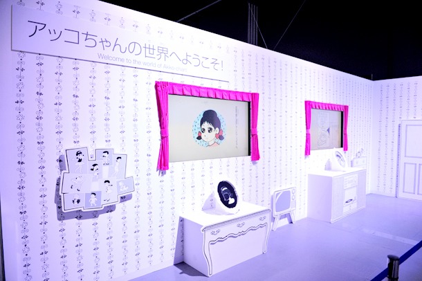 「ひみつのアッコちゃん」ブースより、エピソードガイドの展示。