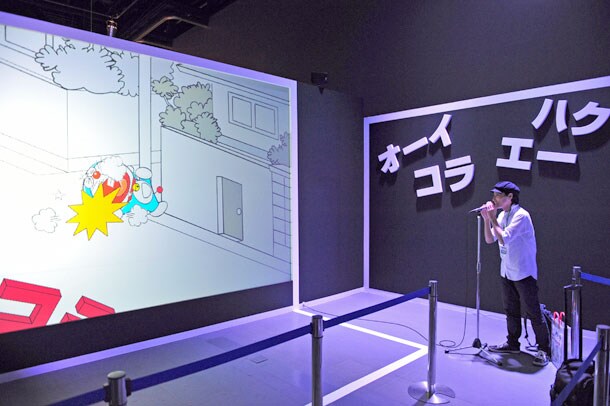 「ドラえもん」ブースより、「コエカタマリン」の体験展示。声が塊となって映像に表れ、ドラえもんにぶつかっている様子。