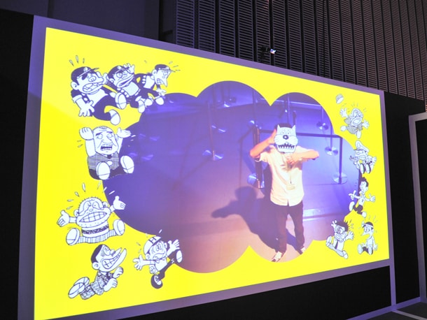 「怪物くん」ブースの展示。顔の前で手を動かすと、スクリーンに映る自分の顔がキャラクターに変身していく。