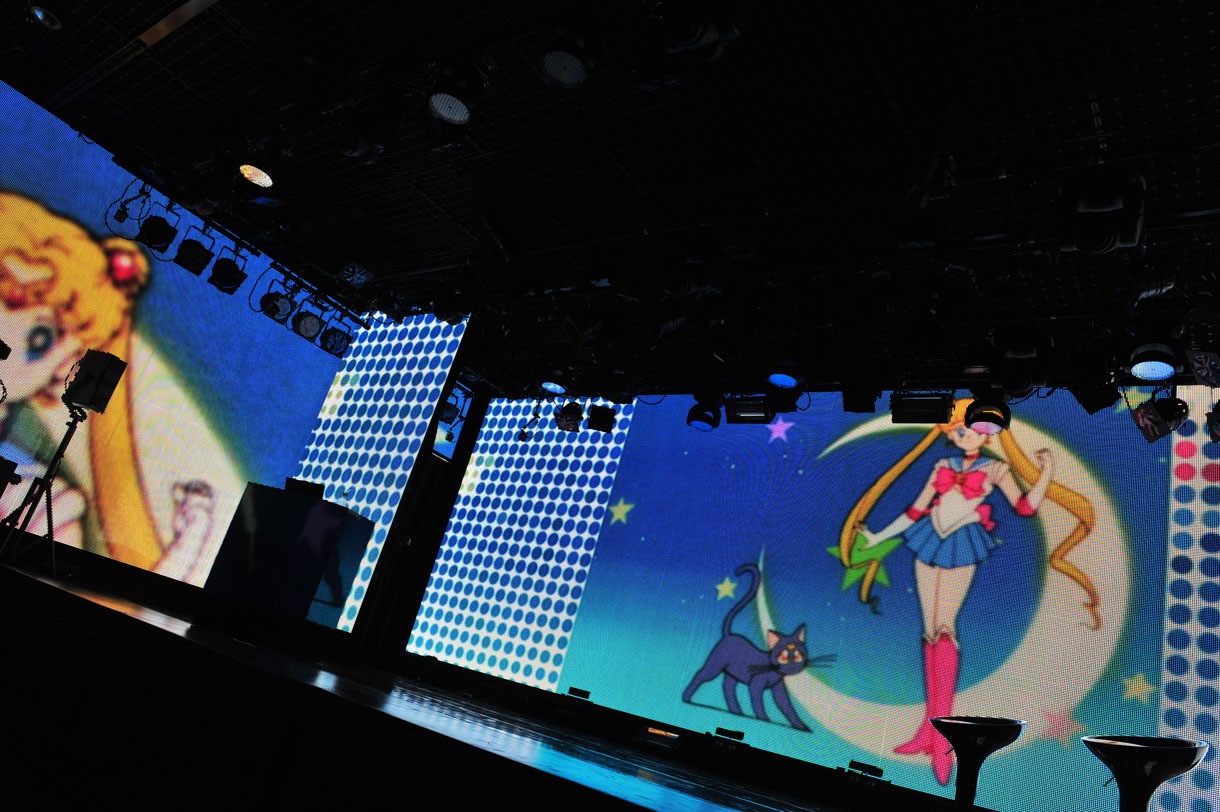 会場のニコファーレは大型LEDディスプレイに囲まれている。