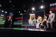 金髪のウィッグをかぶり、セーラームーンに扮した百田夏菜子。