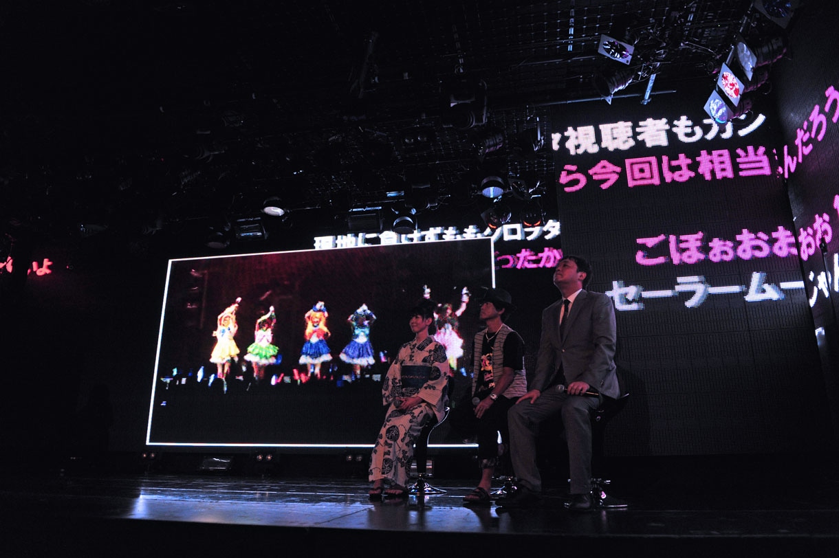 ももいろクローバーZが、セーラー戦士のコスプレで登場。三石は「日本のレイちゃんは唐辛子のように赤くてピリリとしているけど、フランスのレイちゃんはまろやかですね！」とコメント。