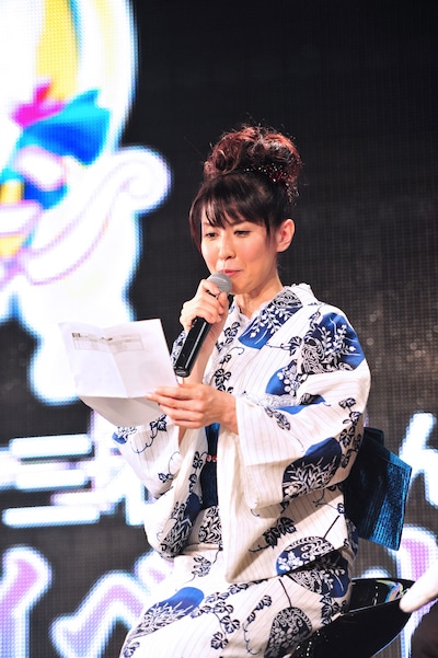 武内直子から寄せられたコメントを朗読する、三石琴乃。