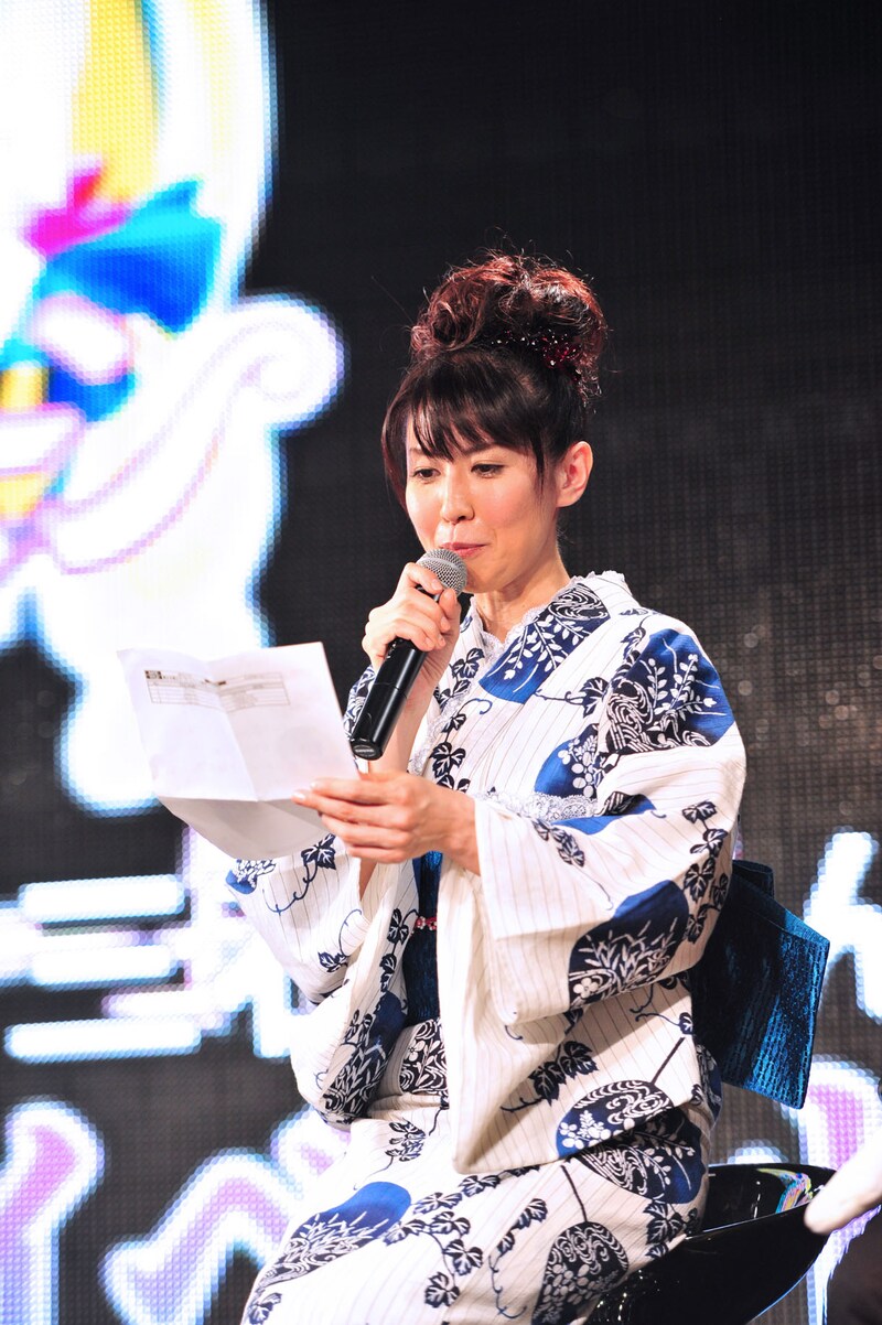 武内直子から寄せられたコメントを朗読する、三石琴乃。