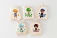 繁昌なんでも本舗で販売される「IH予選！5人のラスクセット」。(C)藤巻忠俊/集英社・黒子のバスケ製作委員会