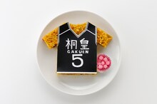 ナジャヴ倶楽部で販売される「『DF不可能の』ドライカレー」。(C)藤巻忠俊/集英社・黒子のバスケ製作委員会