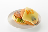 ノースカントリーキッチンで販売される「それ1個分くらいは認めてやる」マジバーガーセット。(C)藤巻忠俊/集英社・黒子のバスケ製作委員会