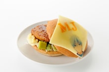 ノースカントリーキッチンで販売される「それ1個分くらいは認めてやる」マジバーガーセット。(C)藤巻忠俊/集英社・黒子のバスケ製作委員会