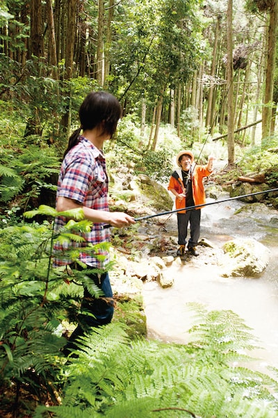 イブニング15号より。左から、岡本健太郎、きくち正太。