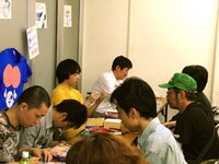 過去の「Tシャツ・ラブ・サミット」で開催された、似顔絵ブースの様子。