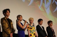 舞台挨拶の様子。