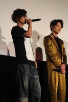 「御曹司の役なのに俺だけジャケットを着忘れた」と話す窪塚洋介。