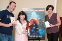 写真左から監督のマーク・アンドリュース、いがらしゆみこ、プロデューサーのキャサリン・サラフィアン。撮影：荒井健