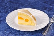 ケーキはホワイトチョコでコーティングしたマンゴー風味。ムースの中には果肉も入っている。