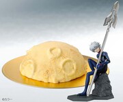 「EVANGELION Cake ~月面ケーキ&渚カヲル~」。ケーキと渚カヲルフィギュアと槍型ピックを並べた様子。