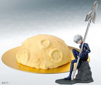 「EVANGELION Cake ～月面ケーキ＆渚カヲル～」。ケーキと渚カヲルフィギュアと槍型ピックを並べた様子。