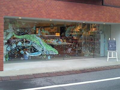 五十嵐大介がペインティングしたウインドウ。