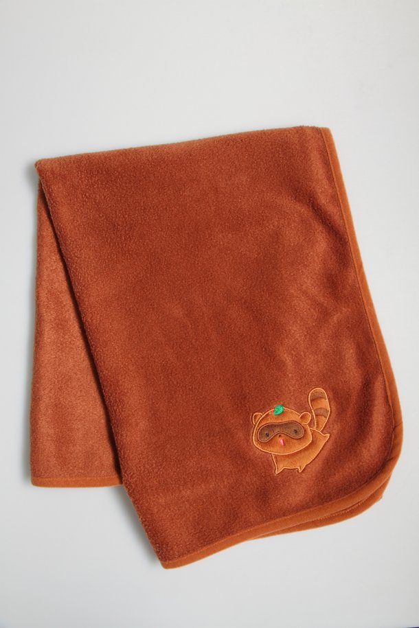 「渡狸ブランケット＆ケースセット」のブランケット。※写真は製作中のものです。実際の製品とは多少異なる場合があります。