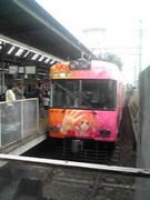 「ちはやふる ラッピングトレイン」の外観。