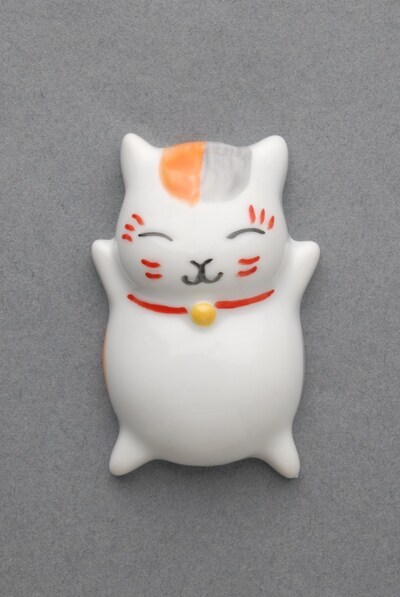 にこりと笑うニャンコ先生がかわいらしい、陶器フィギュア。